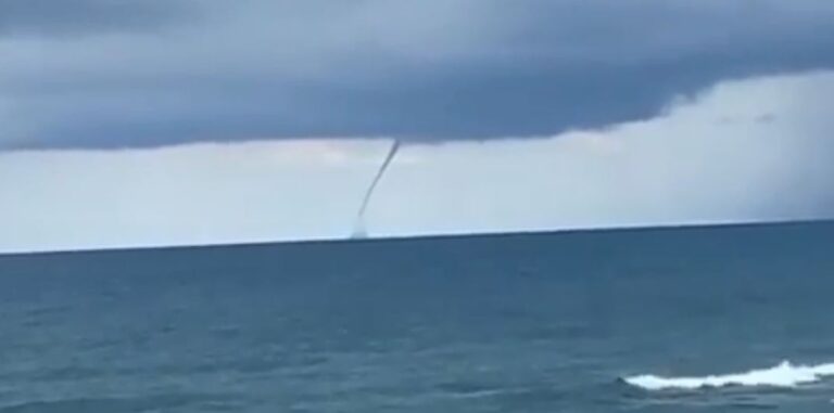 Edhe kjo na duhej! Tornado sot në det, në Durrës (VIDEO)