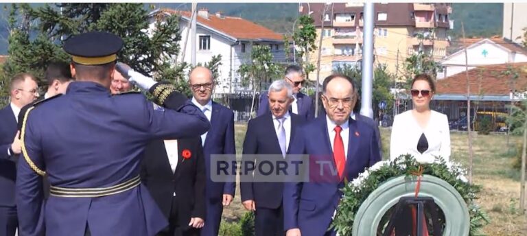 Presidenti Begaj dhe Zonja e Parë, homazhe nderimi në varrin e Ibrahim Rrugovës