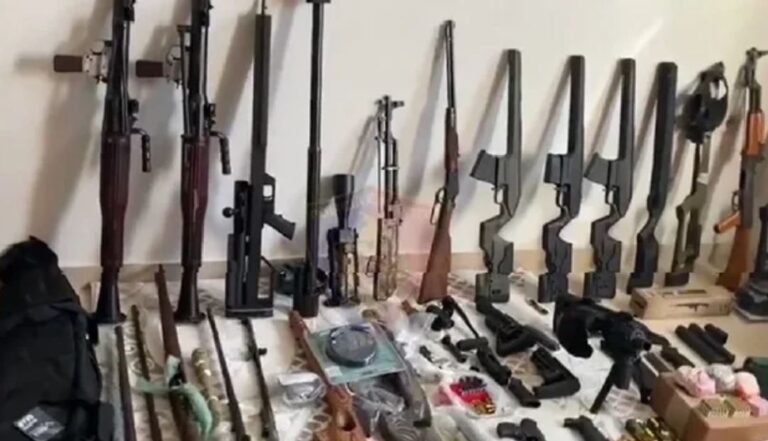 Zbulohet arsenal armësh në Yrshek, policia: Snajper, antitank dhe automatikë