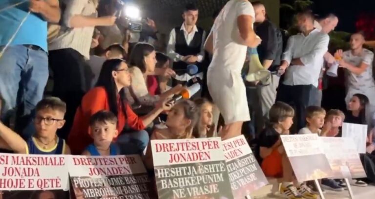 Fëmijët ulen në shkallët e Kryeministrisë: Drejtësi për Jonadën