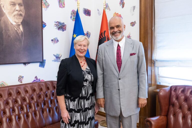 Takimi i parë me Ramën, ambasadorja e BE-së në Tiranë: Shqiptarët mund të arrijnë në Europë me punë të palodhur