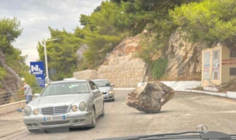 Panik te shoferët, shkëputet shkëmbi në rrugën e plazhit të Vlorës