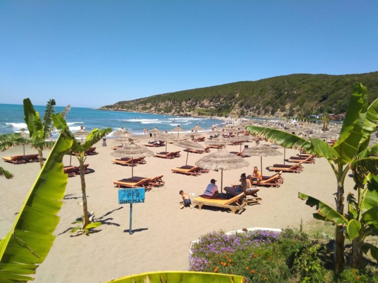 Turistë të huaj apo shqiptarë të diasporës në plazhet e Kavajës, Rama: Përshtypjet i kanë me 5 yje