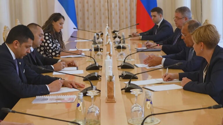 Tensionet me Kosovën, Serbia merr mbështetje nga Rusia dhe dalin kundër BE-SHBA