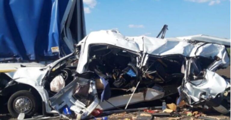 Minibusi përplaset me kamionin, 15 persona humbin jetën