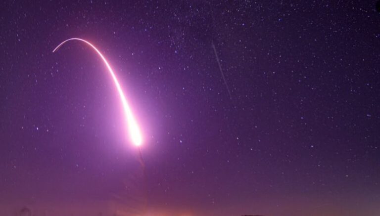 SHBA-ja teston raketën balistike ndërkontinentale “Minuteman 3”, lëviz me shpejtësi mbi 24 mijë kilometra në orë