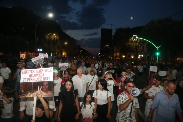 Mbyllet protesta, qytetarët: Peticion në gjithë Shqipërinë për shkarkimin e ministrave