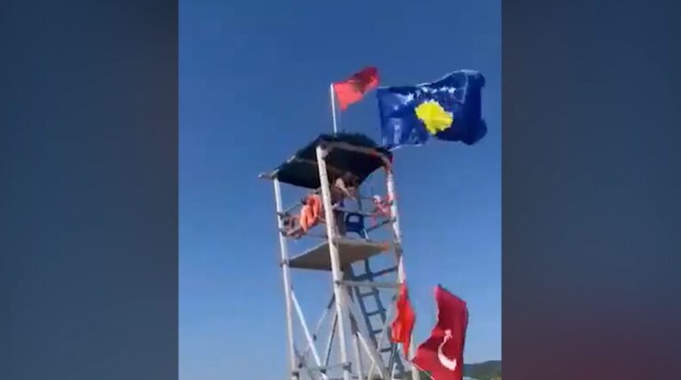 Incidenti në kullën e vrojtimit, Manjani: Arrestimi i paligjshëm. Flamuri turk një copë leckë