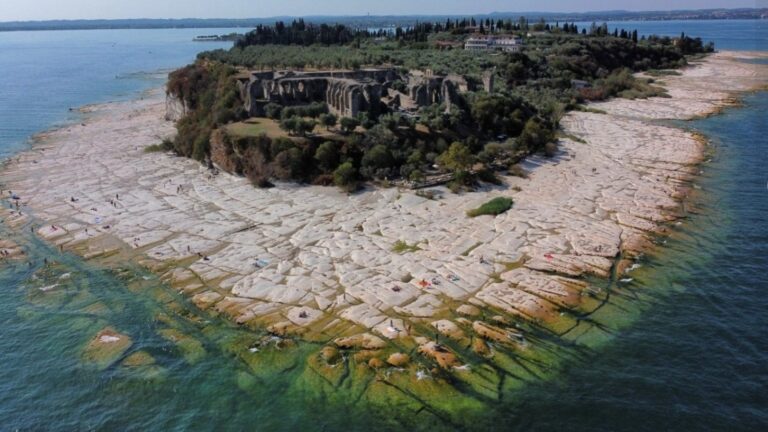 Fenomeni i rrallë në liqenin italian (FOTO)