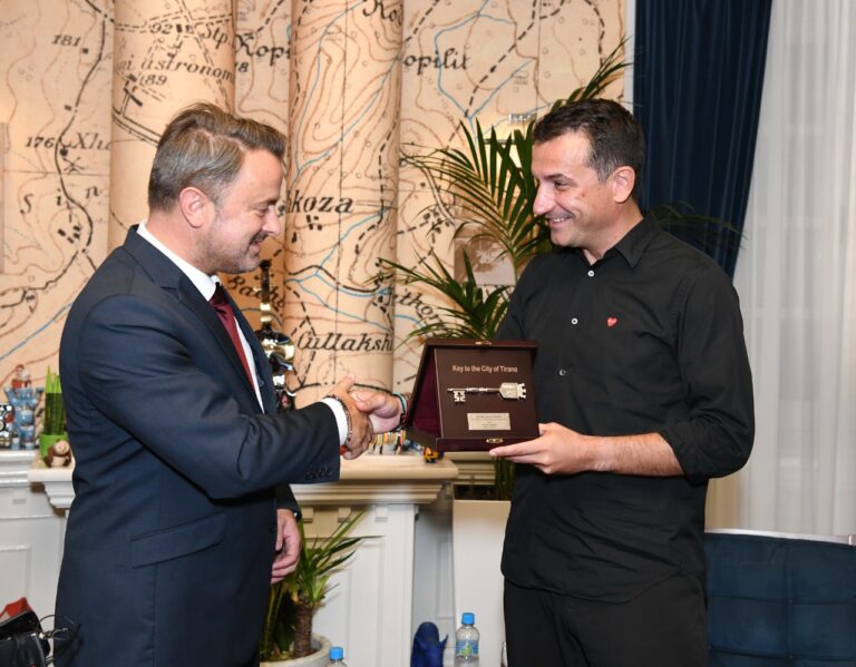 Erion Veliaj pret kryeministrin e Luksemburgut dhe i dhuron “Çelësin e Qytetit”