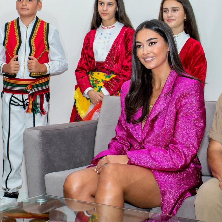 Adrola Dushi merr Stemën e Artë të Mirditës (foto)