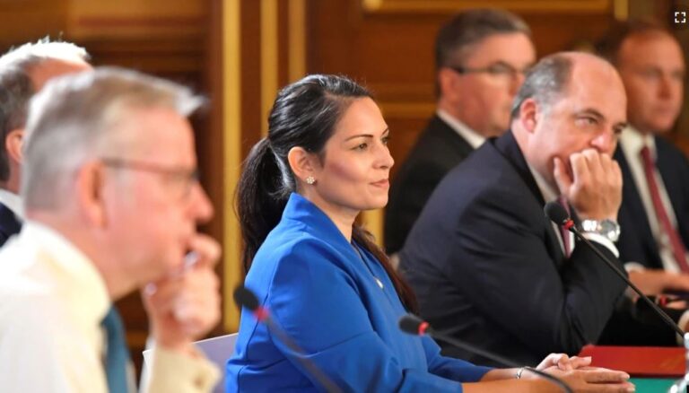 Zëri i Amerikës: Britania e Madhe do të përshpejtojë dëbimet e azilkërkuesve shqiptarë