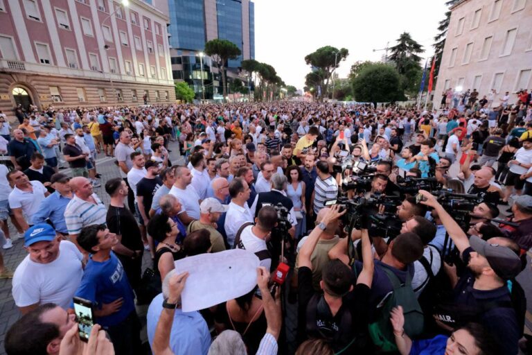 Sali Berisha: Sot qytetarët në protestë të fuqishme për largimin e Çuçit, Kumbaros dhe Nanos