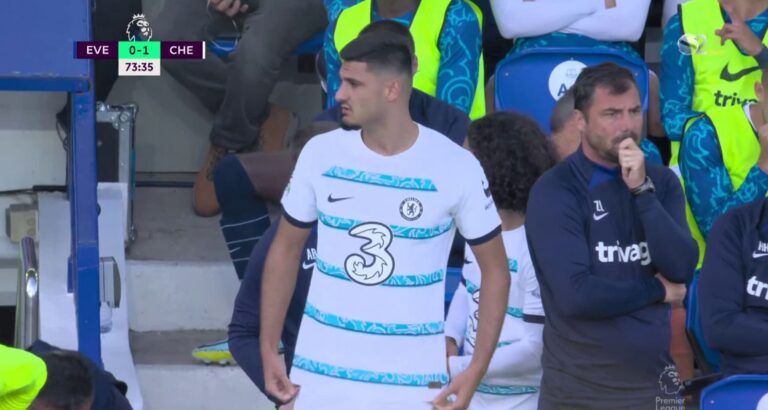 Chelsea fiton me vuajtje ndaj Evertonit, Broja luan për disa minuta (VIDEO)
