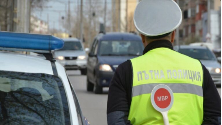 U përpoqën të ndalonin autobusin ilegal me emigrantë, përplasen për vdekje dy policë