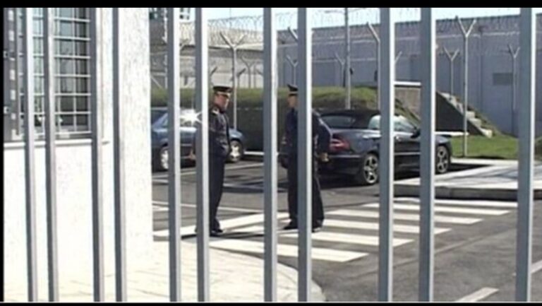 Shfaqi probleme shëndetësore në burgun e Fierit, ndërron jetë rrugës për në spital 52-vjeçari