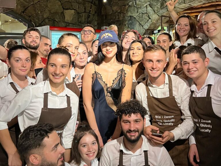 Ylli i muzikës botërore në Lezhë, Dua Lipa drekon te Mrizi i Zanave