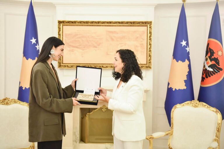 Dua Lipa përsërit apelin: Rinia e Kosovës meriton liberalizimin e vizave