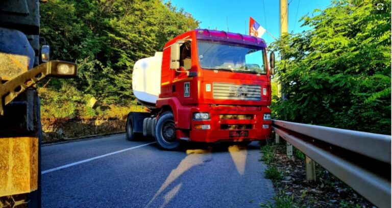 Reciprociteti për targat, vazhdon bllokimi i rrugëve në veri