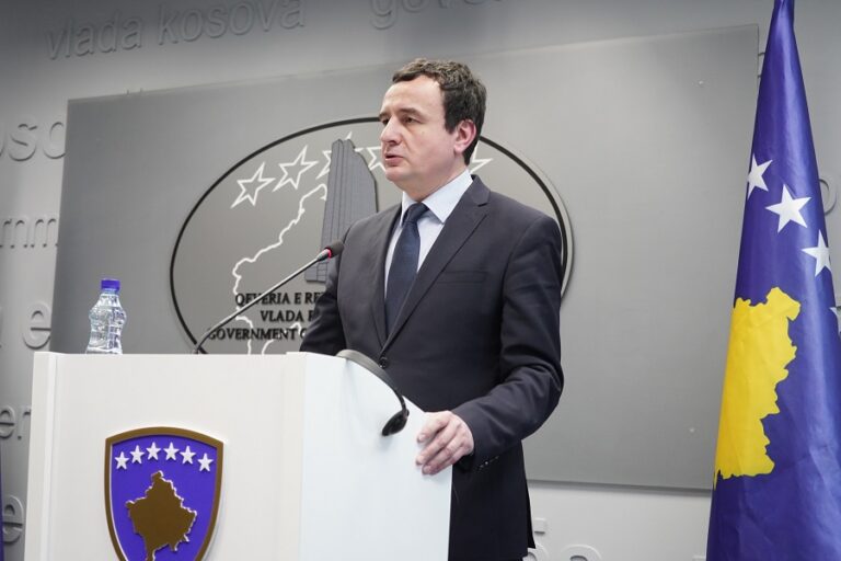 Ministri i Financave sulmohet me miell, Kurti: U bë nga inati