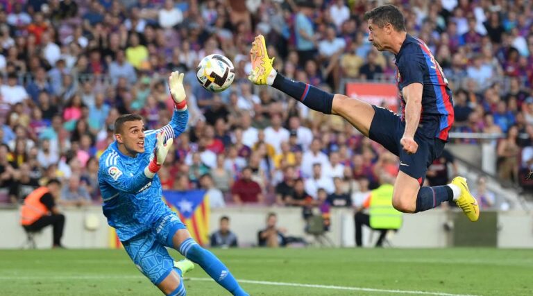 Barcelona shkatërron Valladolid, Lewandowski sërish shënon dopietë (VIDEO)