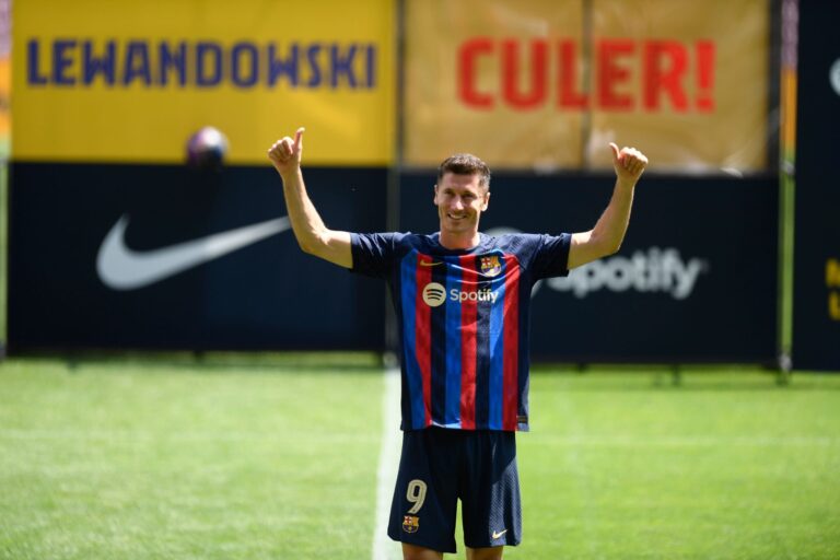 Lewandowski dhuron spektakël në prezantim te Barcelona dhe imiton Ronaldinhon (VIDEO)
