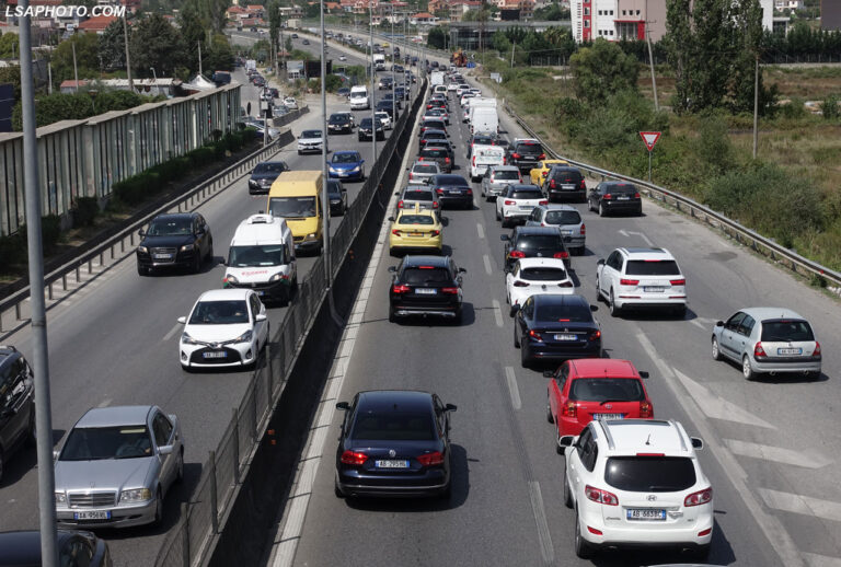 Eurostat publikon shifrat: Shqipëria ka moshën më të lartë të automjeteve, 40% janë mbi 20-vjeçare
