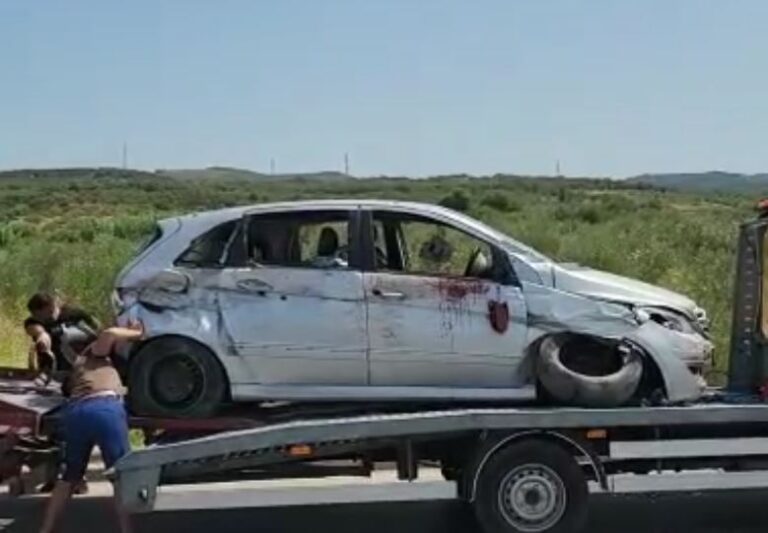 Pamje të reja nga atentati në Vlorë.  “Benz-i” i dy viktimave i “larë” në gjak dhe i bërë shoshë nga plumbat