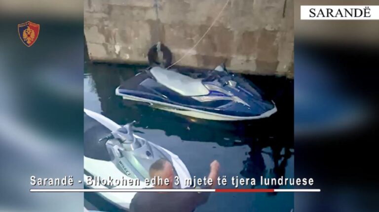 Pushuesit i filmuan teksa kryenin manovra të rrezikshme, bllokohen tre motorë uji në Sarandë dhe gjobiten pronarët