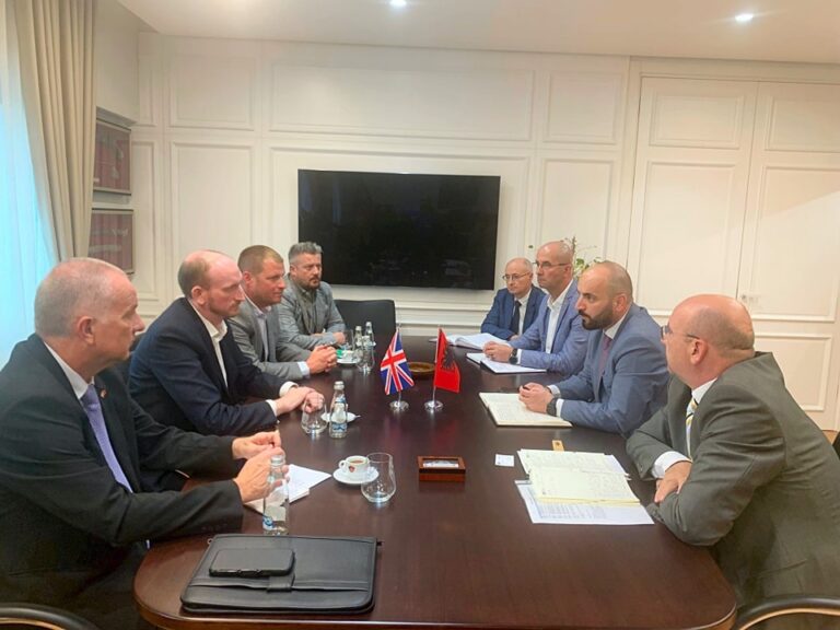 Shqiptarët me gomone në Angli, ambasadori britanik takon Gledis Nanon: Të vendosur t’i ndalojmë