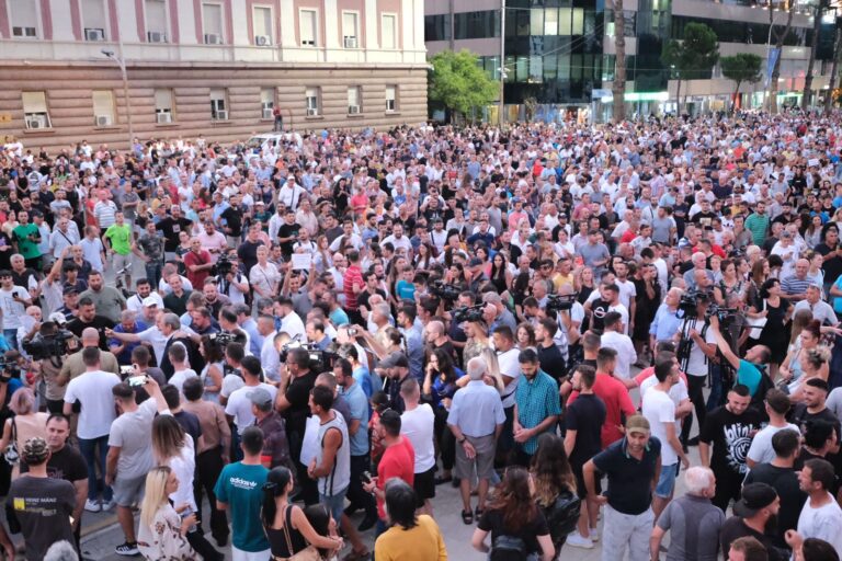 Protesta zgjati 1 orë e 45 minuta