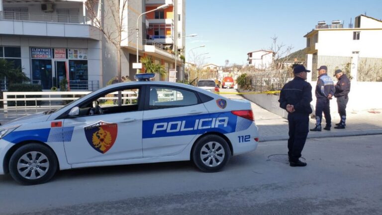 I grabitën afganit një shumë parash, policia arreston tre të rinj në Sarandë