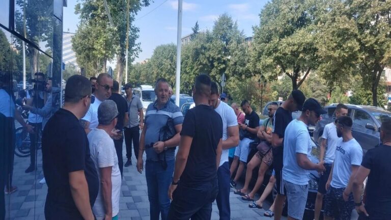 Pronarët e mjeteve të ujit, protestë para Policisë së Shtetit