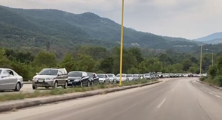 Pala greke shton sportelet, lehtësohet radha e gjatë në Kakavijë