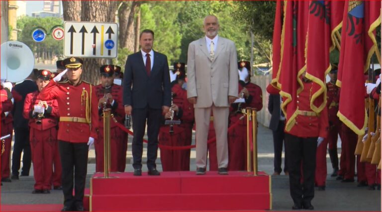 Kryeministri i Luksemburgut vizitë në Tiranë, Rama e pret me ceremoni zyrtare