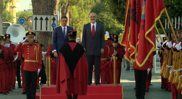 Kryeministri i Spanjës Pedro Sánchez, vizitë zyrtare në Tiranë, pritet nga kryeministri Rama (VIDEO)
