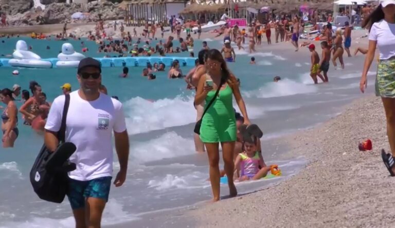 Kryeministri nxjerr pamje nga plazhet e Himarës: Pastërti dhe plot pushues (VIDEO)