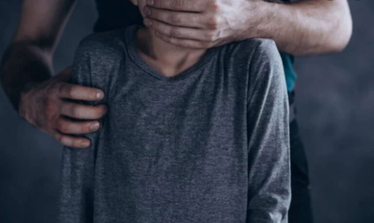 Ishte shpallur e humbur, 30-vjeçarja u mor peng dhe u përdhunua për disa ditë në banesë, arrestohet 32-vjeçari nga Lushnja