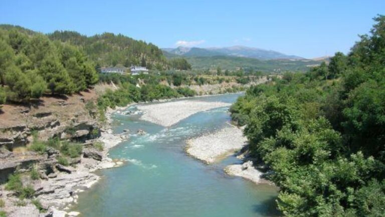 14-vjeçari zhduket në lumin e Semanit