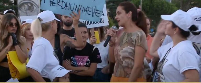 Protesta në Tiranë për 11-vjeçaren e përdhunuar, Fifi debat me aktivisten Zhaklina