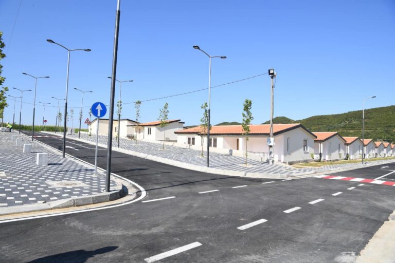 Rama publikon pamje nga lagjja e re në Zall-Herr. Do të jetë gati për banorët në shtator