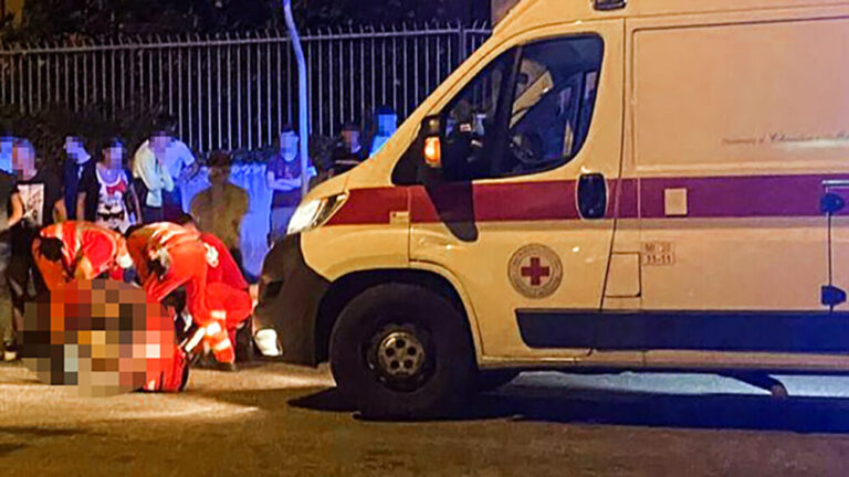Një nënë e re shqiptare bie nga kati i tretë i ballkonit në Itali, humbet jetën
