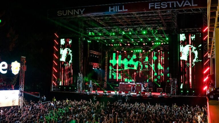 Nis sot Sunny Hill Festival në Tiranë, rregullat që duhet të zbatoni për të ndjekur artistët botërorë