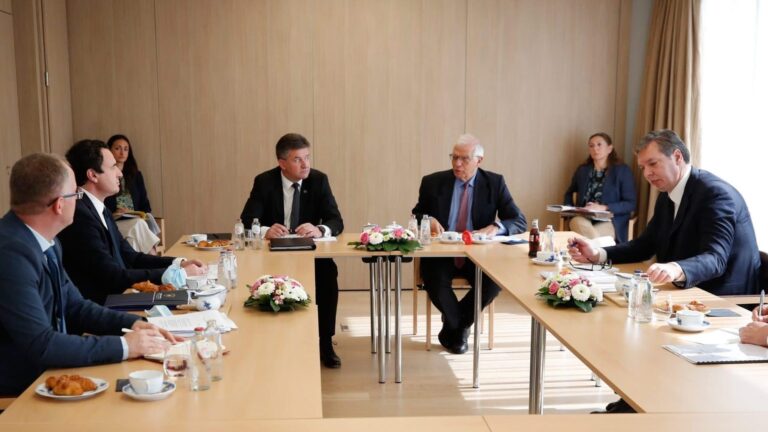 Kurti dhe Vuçiç pranojnë ftesën e Bashkimit Evropian, do të takohen më 18 gusht