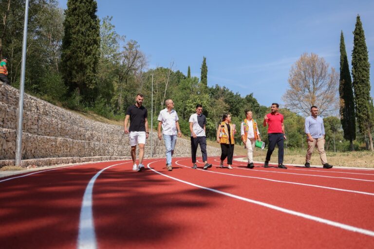 Veliaj inspekton pistën olimpike të atletikës në Parkun e Liqenit: Një investim fantastik për sportistët e rinj