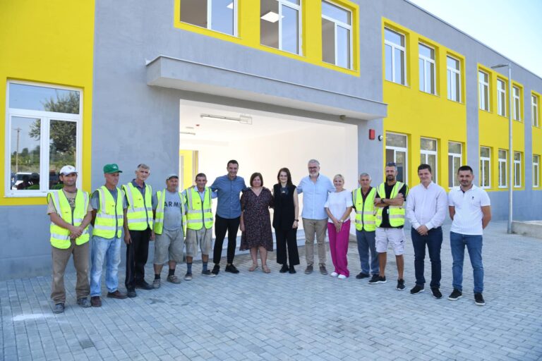 Erion Veliaj publikon pamjet: Mezi pres që ky vit arsimor të jetë i veçantë për nxënësit e fshatit Pajan, në Pezë