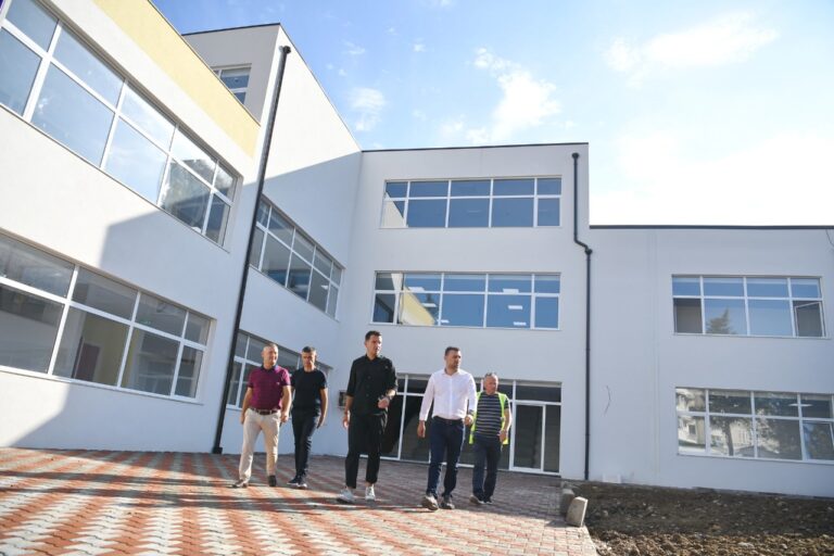 Veliaj letër urimi nxënësve: E ardhmja e qytetit e lidhur pashmangshmërisht me të ardhmen tuaj