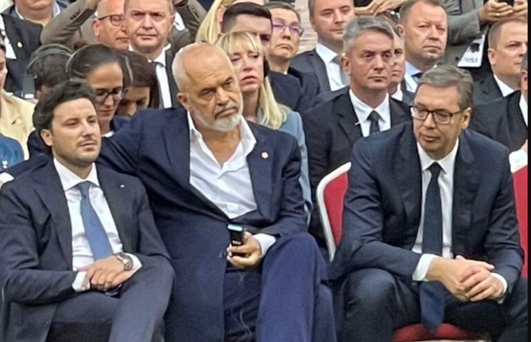 FOTOLAJM/ Rama i hedh krahun Abazoviçit, afrohet edhe Vuçiç
