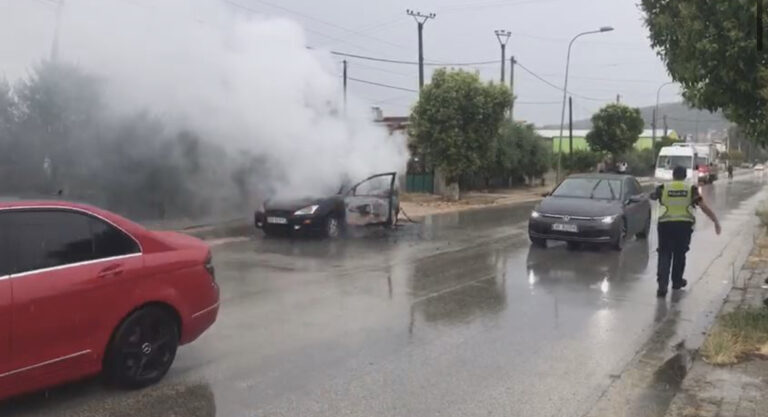 Përfshihet nga flakët makina në Qafë-Thanë