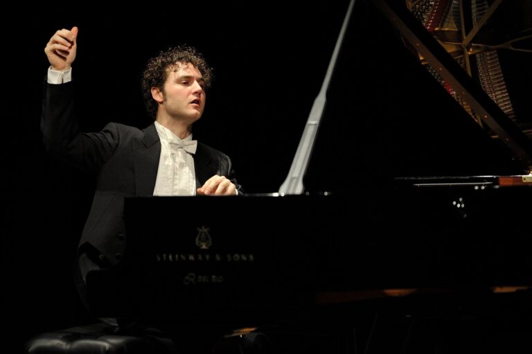 Teatri i Operas thyen traditën, çelet me simfoni dhe jo me opera